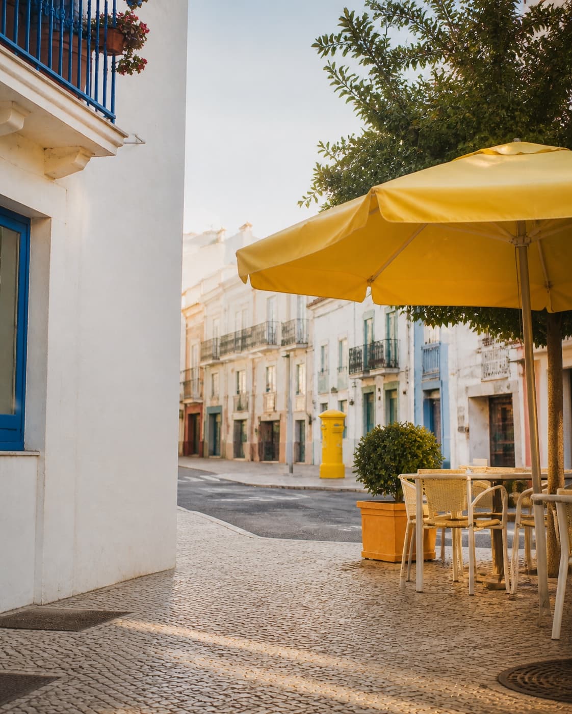 A quiet street ready to be photographed